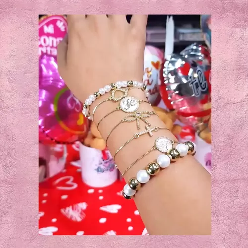 Pulseritas doradas con broche crsitiano